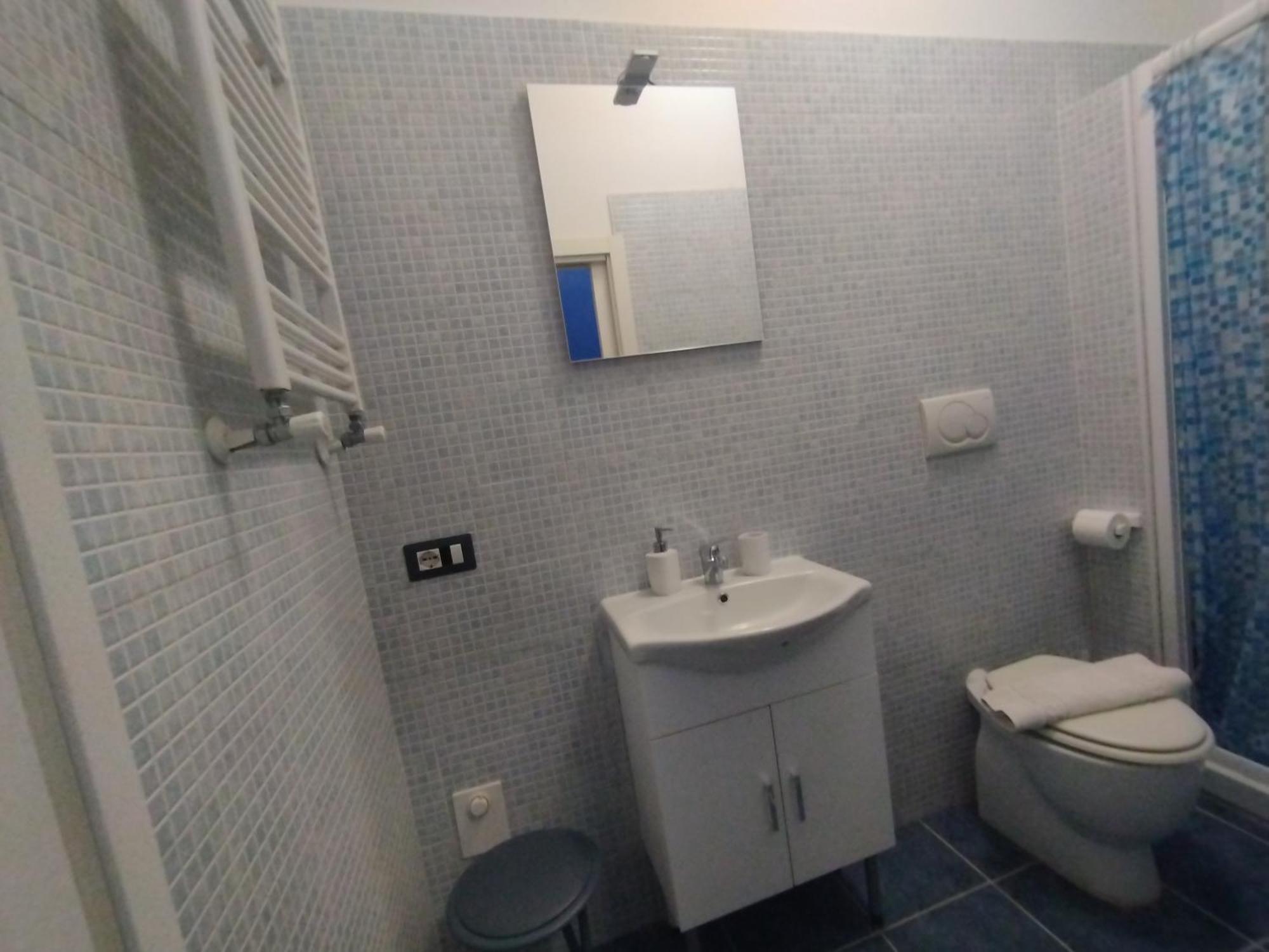 Adriatic Room 50 M Dalla Stazione Ferroviaria Di Ciampino E Dalla Navetta Aeroportuale Bagian luar foto